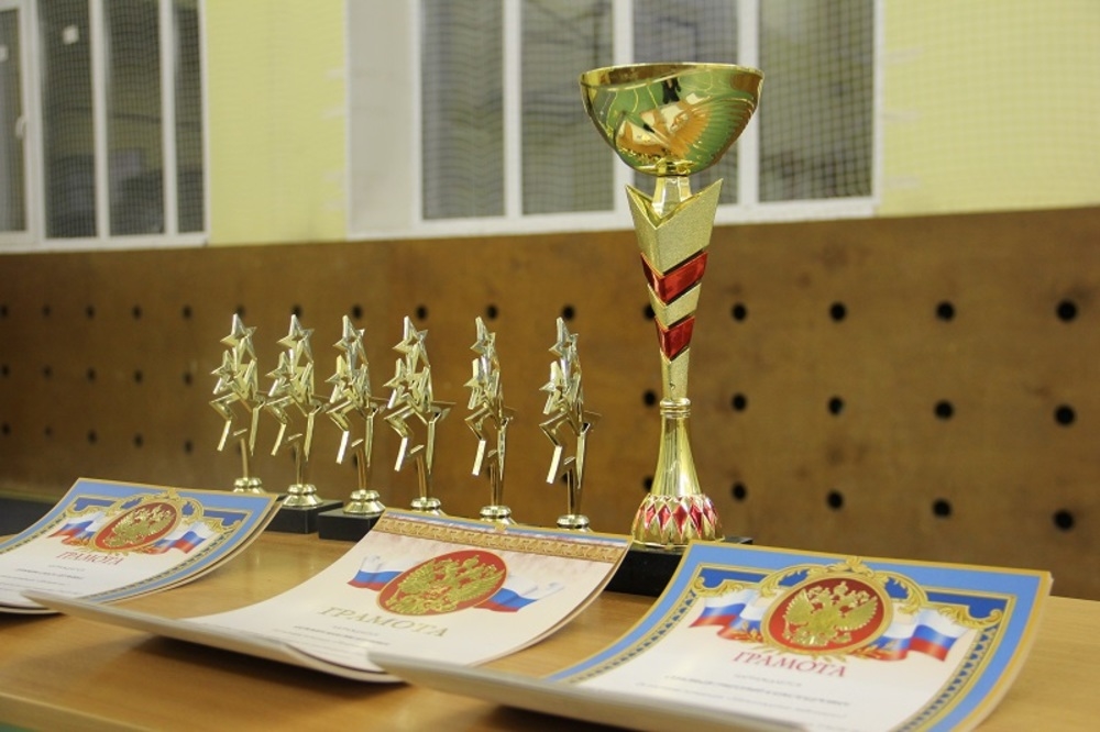 Награждение участников турнира по волейболу между сотрудниками и студентами