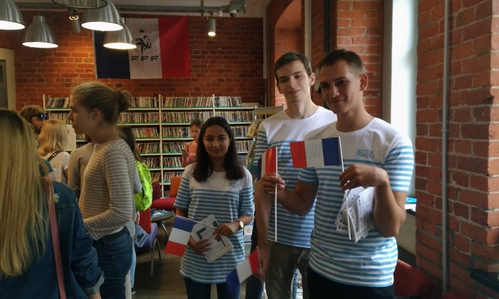 Французский институт в России приветствует гостей
