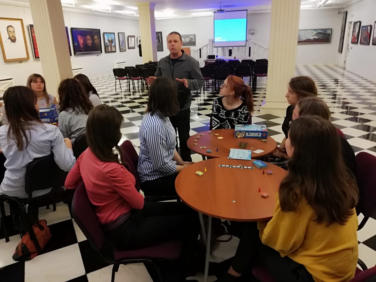 11Студенты ИКИ МГПУ с Софией Умеркаевой в Галерее Глазунова