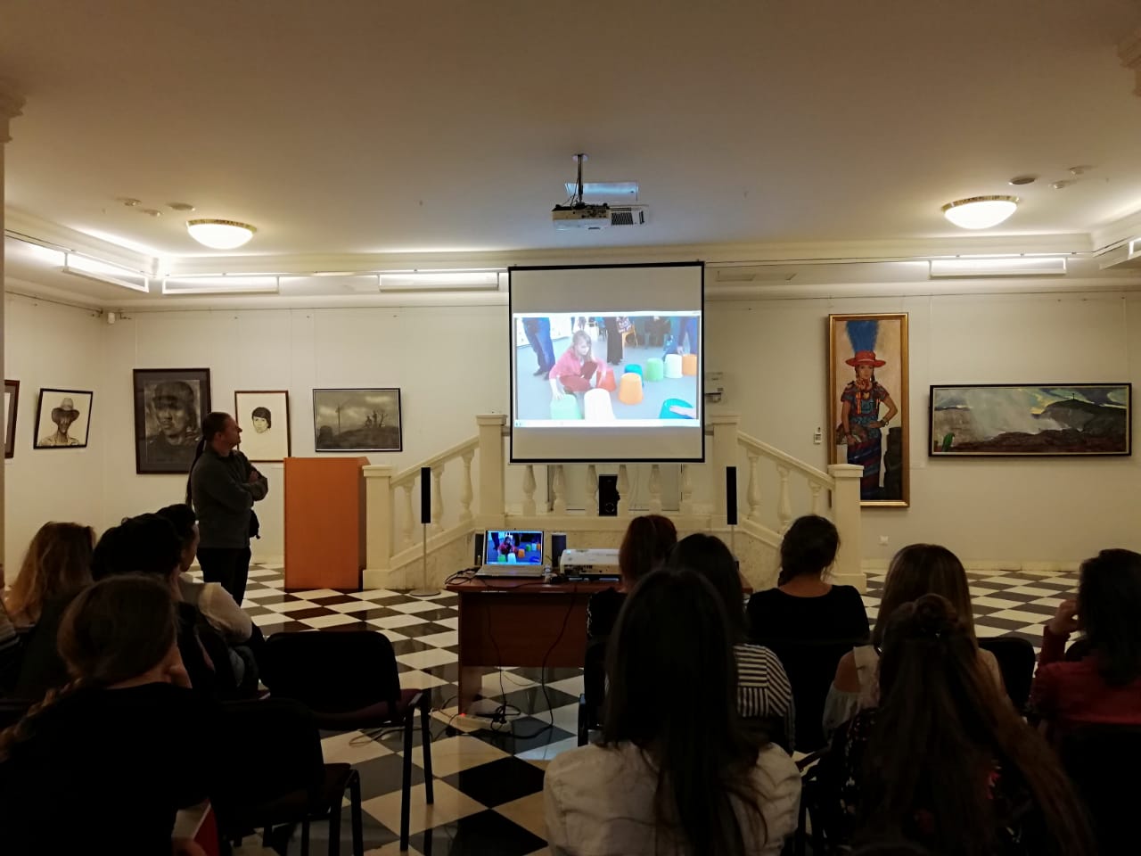 12Студенты ИКИ МГПУ с Софией Умеркаевой в Галерее Глазунова