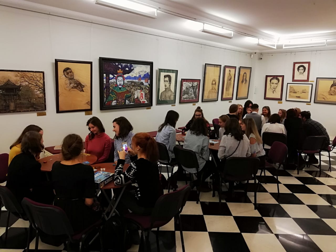 14Студенты ИКИ МГПУ с Софией Умеркаевой в Галерее Глазунова