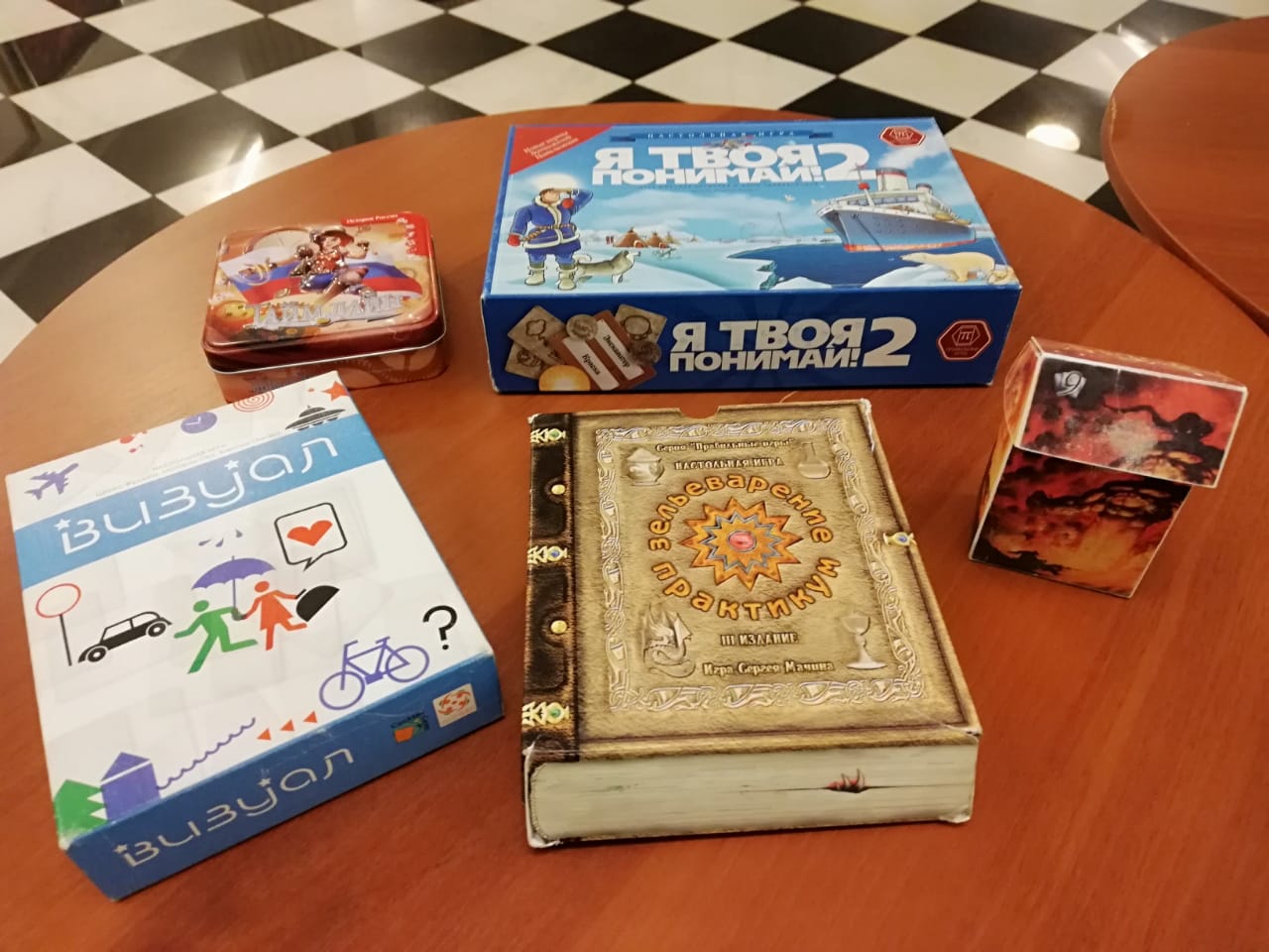 18Студенты ИКИ МГПУ с Софией Умеркаевой в Галерее Глазунова