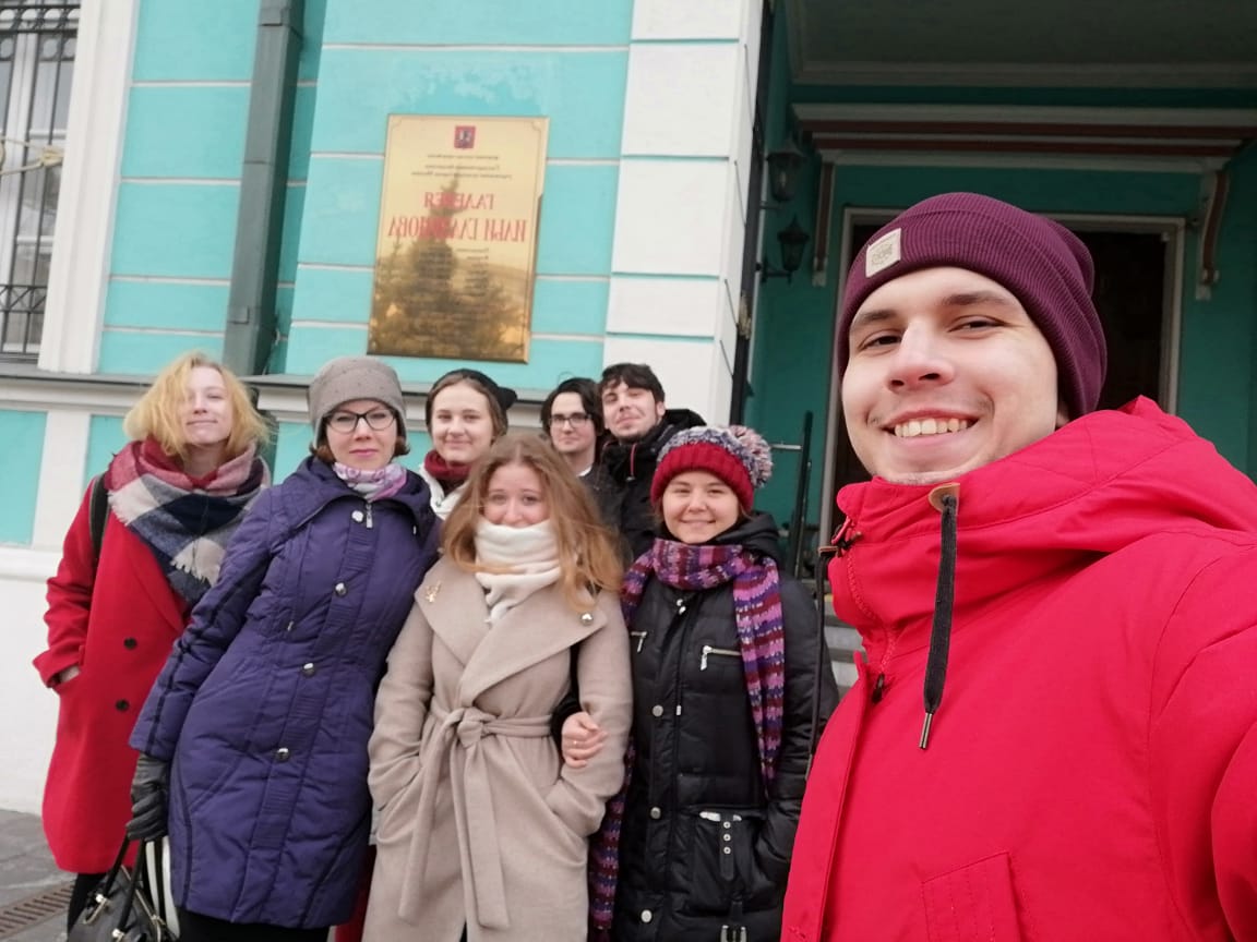 1Студенты ИКИ МГПУ с Софией Умеркаевой в Галерее Глазунова