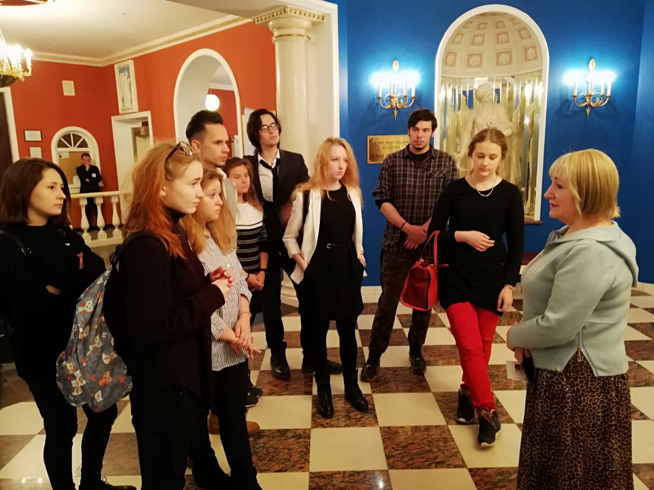 2Студенты ИКИ МГПУ с Софией Умеркаевой в Галерее Глазунова