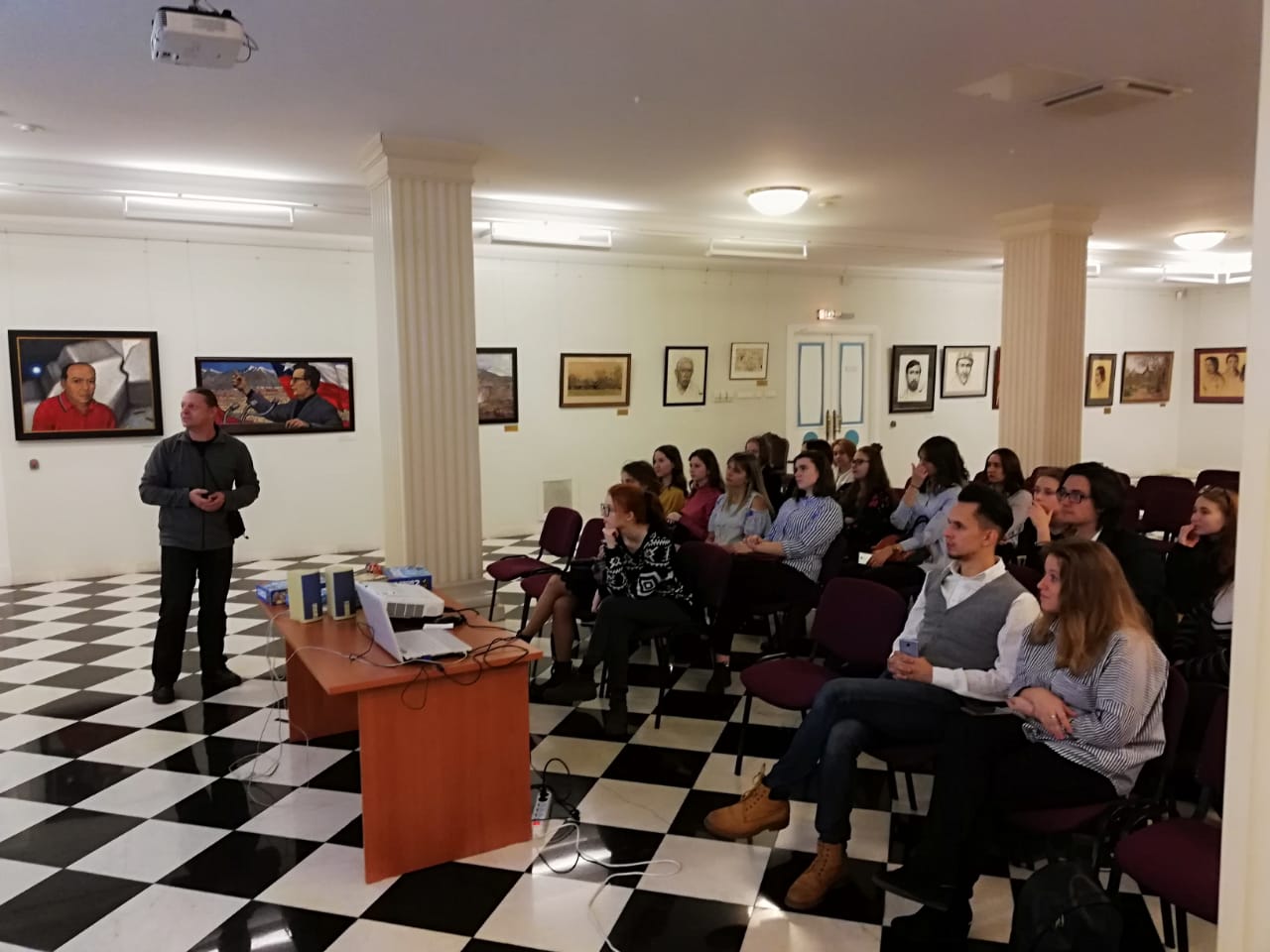 6Студенты ИКИ МГПУ с Софией Умеркаевой в Галерее Глазунова