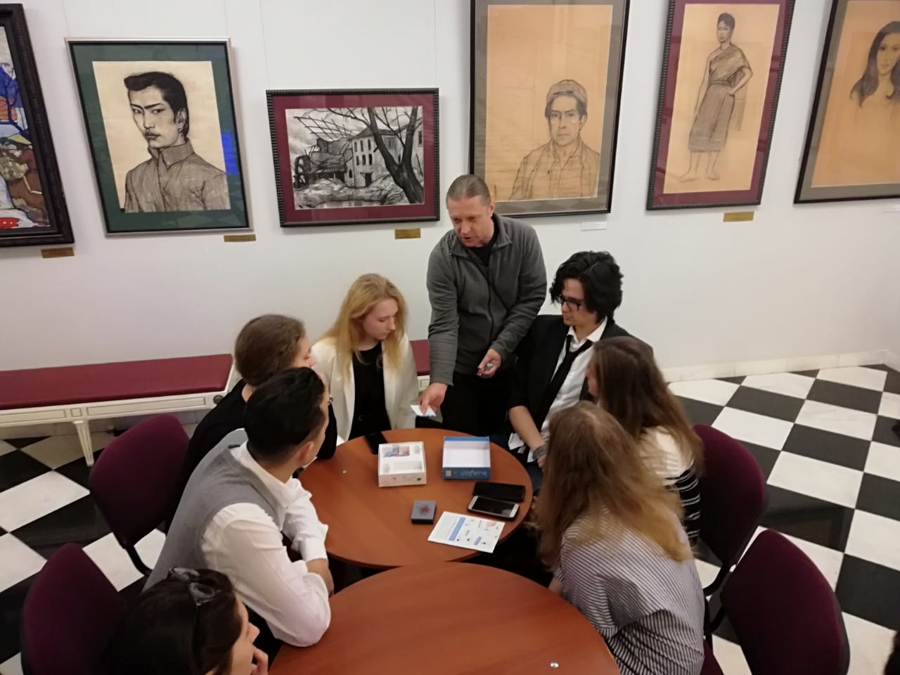 9Студенты ИКИ МГПУ с Софией Умеркаевой в Галерее Глазунова