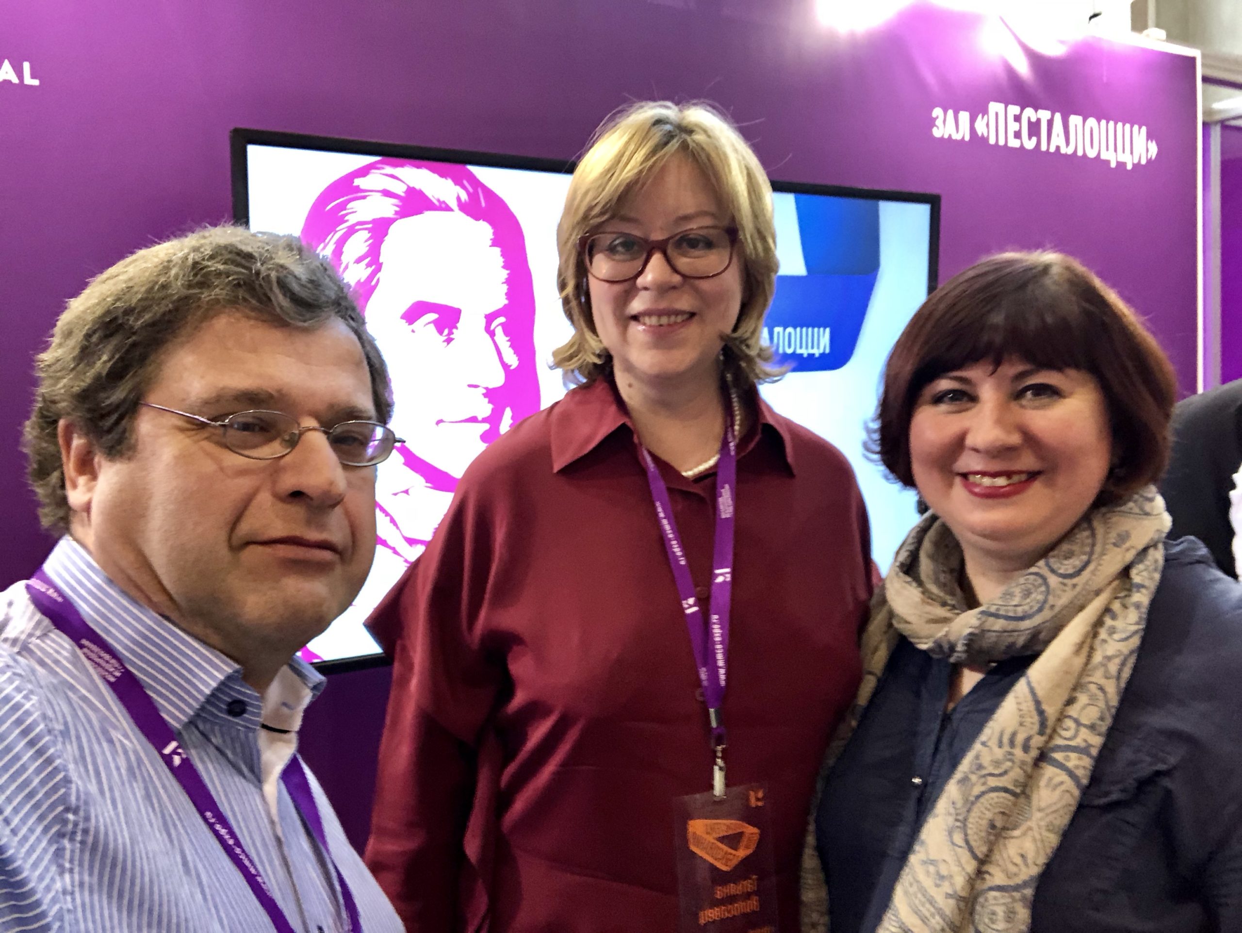 Заведующий лабораторией развития ребенка ИСП МГПУ Игорь Шиян, директор Института изучения детства, семьи и&nbsp;воспитания РАО Татьяна Волосовец и&nbsp;начальник Управления проектов в&nbsp;области образования и&nbsp;социальной сфере, руководитель проекта &laquo;Социальный навигатор&raquo; Наталья Тюрина после завершения панельной дискусии, посвященной проблемам оценки качества дошкольного образования на&nbsp;ММСО-2018.