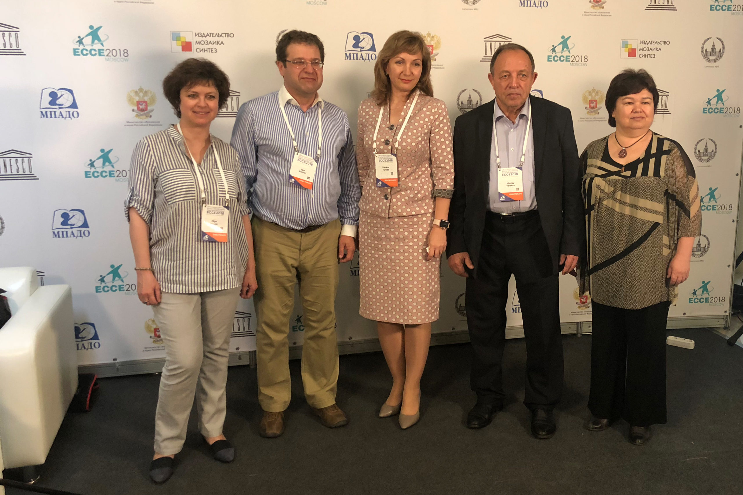 Ведущий научный сотрудник лаборатории развития ребенка ИСП МГПУ Ольга Шиян, заведующий лабораторией развития ребенка ИСП МГПУ Игорь Шиян, заместитель Председателя комитета по&nbsp;образованию и&nbsp;науке Государственной Думы&nbsp;РФ Лариса Тутова, главный научный сотрудник лаборатории развития ребенка ИСП МГПУ Николай Веракса, генеральный директор издательства &laquo;МОЗАИКА-СИНТЕЗ&raquo; Альфия Дорофеева после завершения дискусии, посвященной проблемам оценки качества дошкольного образования на&nbsp;конференции ЕССЕ-2018