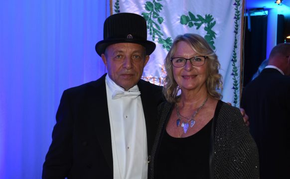 Фото 3. Николай Веракса и Соня Шеридан во время вручения Николаю Евгеньевичу знаков отличия почетного доктора Университета Гетеборга.