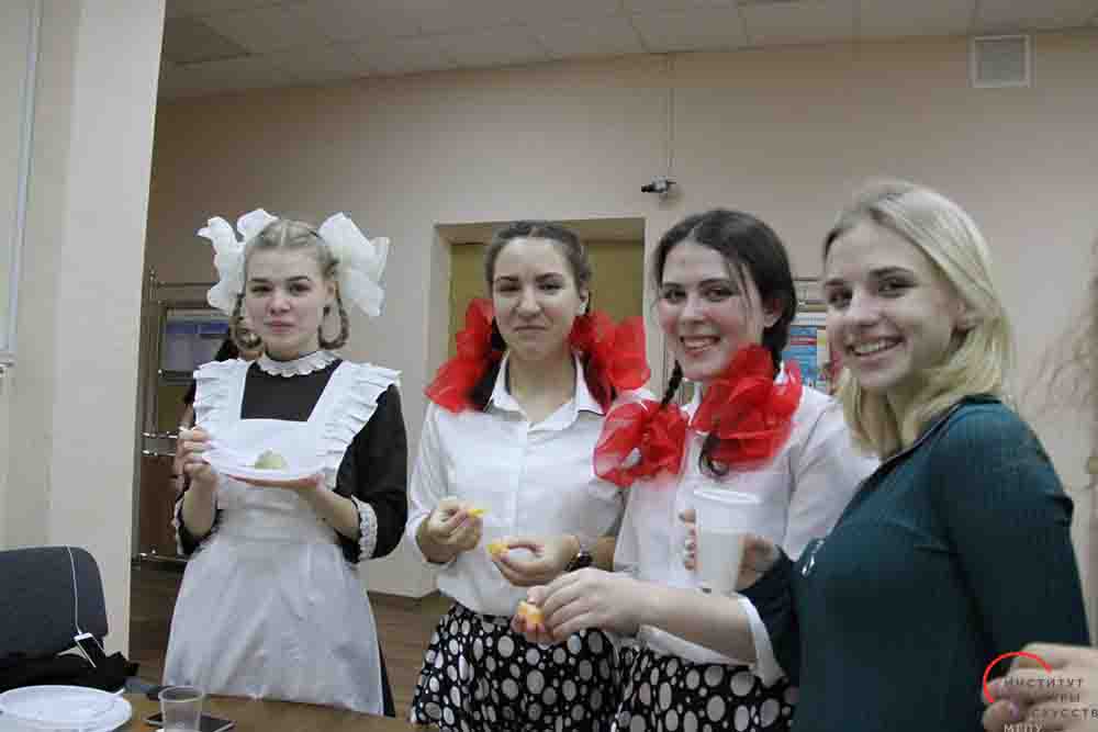 Между нами — огонёк!