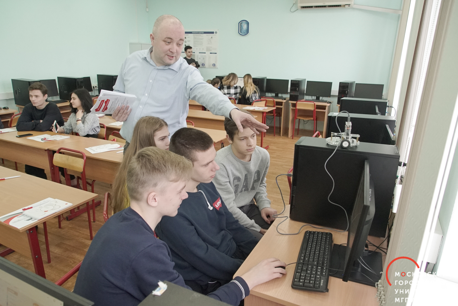 Школы московской области работа