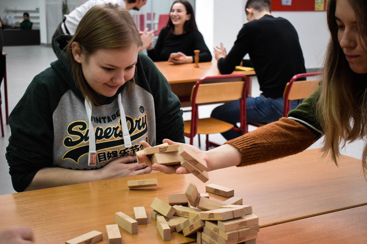 педагог настольных игр. дети играющие в настольные игры. младшие дошкольники в игре. психолого-педагогические настольные игры. игра в дошкольном возрасте это.