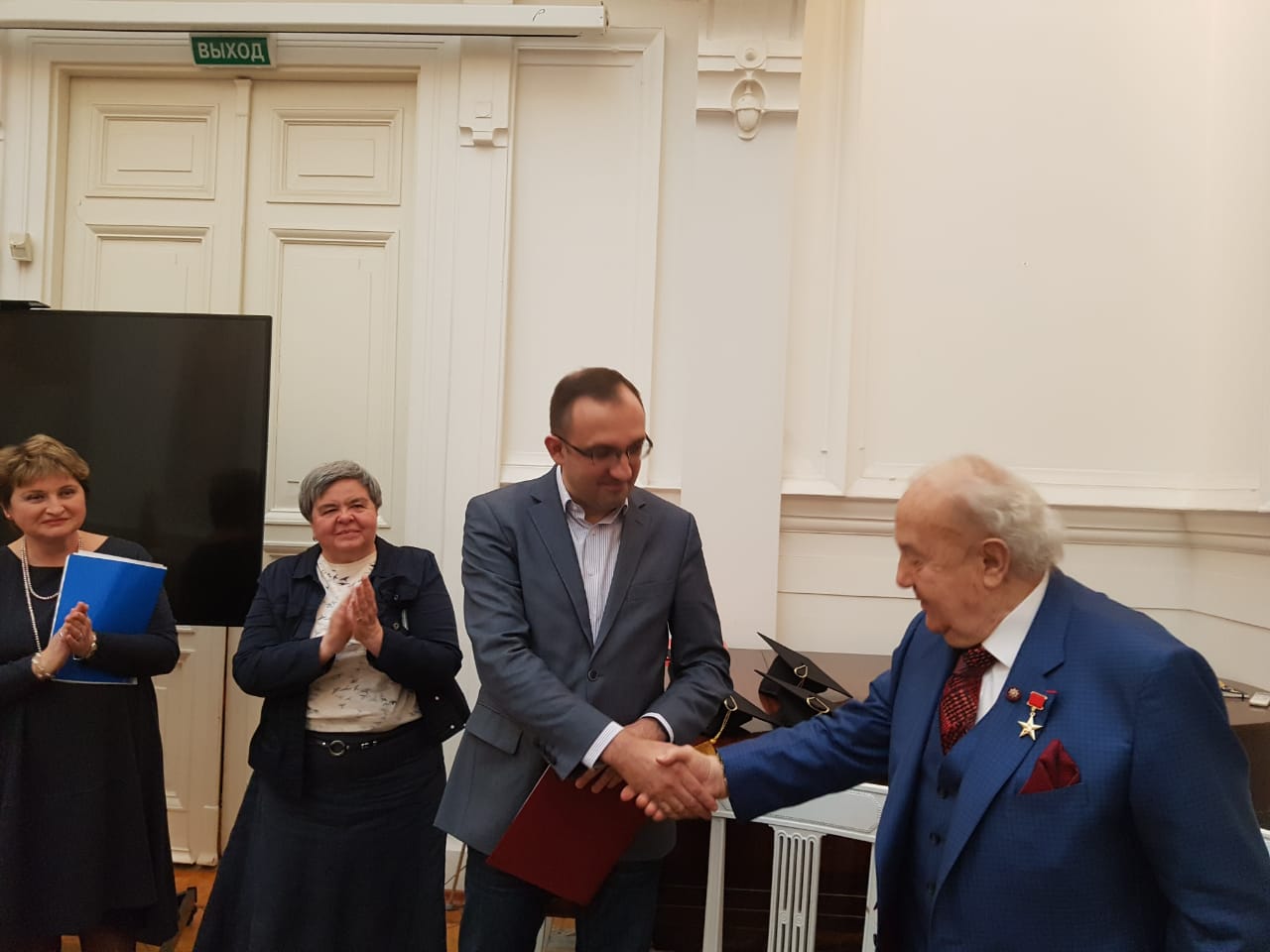 228fa42c-6ba5-412b-b79d-9524e9e30934