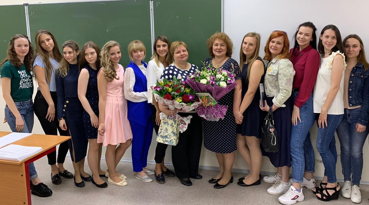 Вручение дипломов выпускникам