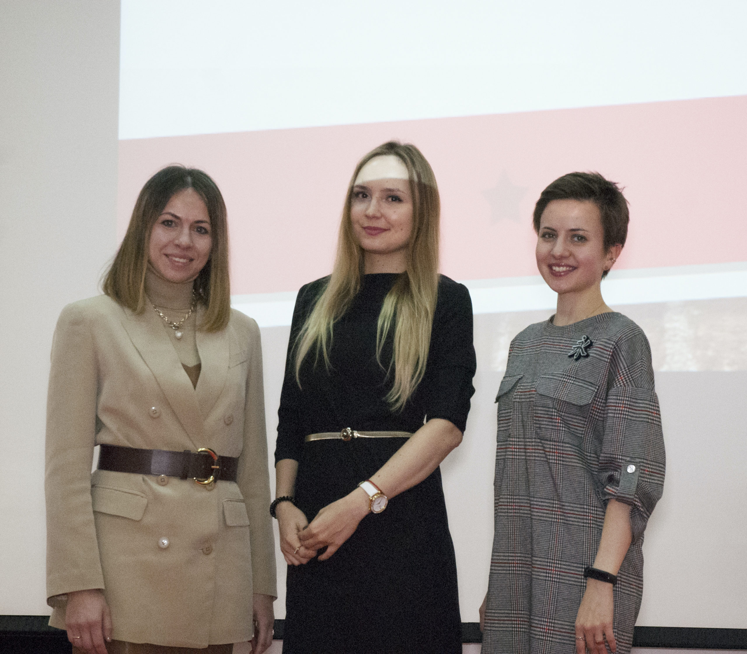 С.Симатова (крайняя справа) на «VI Открытом диалоге для преподавателей китайского языка»