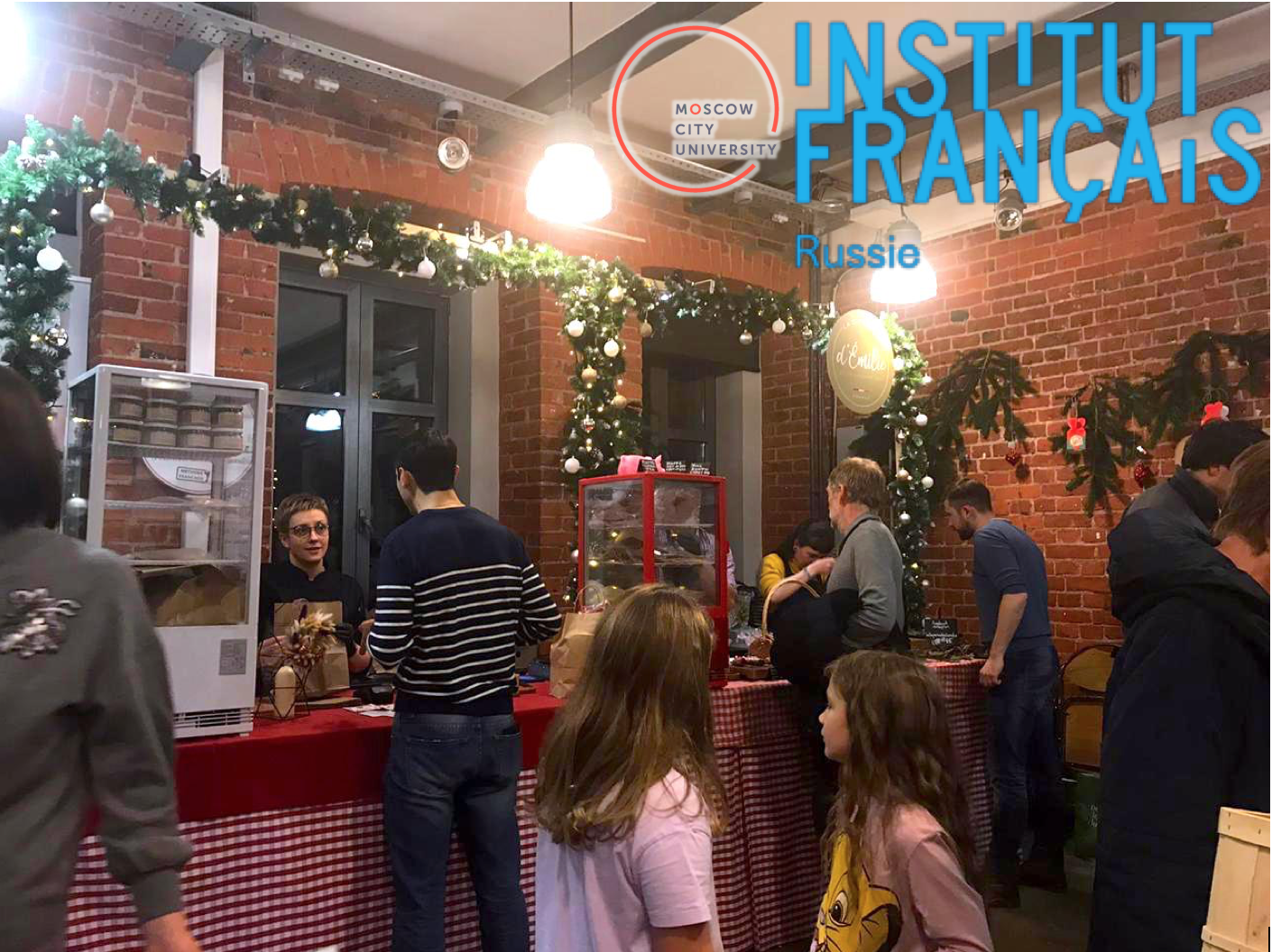 Студенты ИИЯ помогли организовать Рождественскую ярмарку