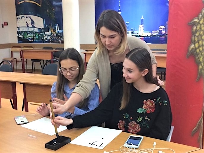 В рамках Университетской субботы в ИИЯ школьники и их родители посетили мастер-класс, посвящённом каллиграфии