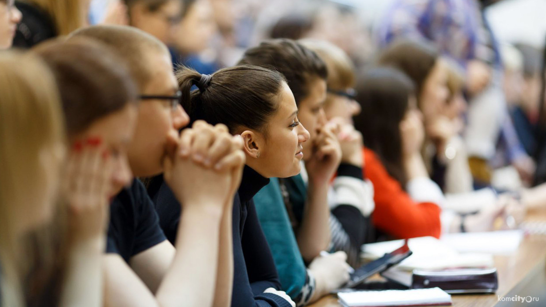 Тренинг. Слушатель высших курсов. Прекрасные слушатели. Студенты слушают. Студенты слушают лекцию.