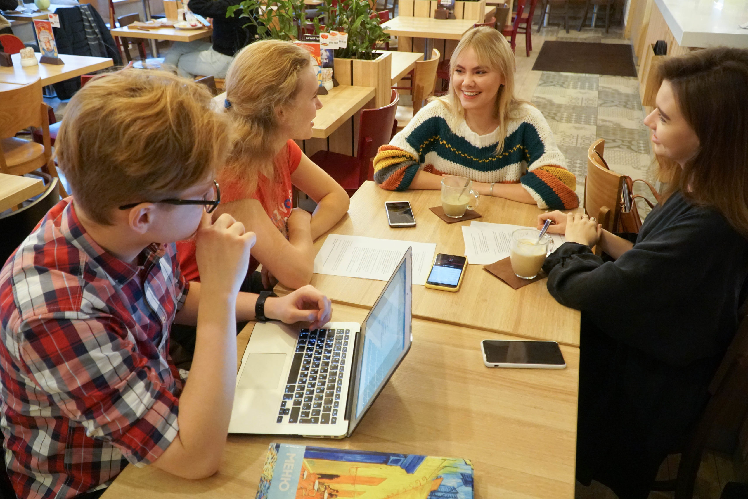 интервьюирование обучающихся детей. интервью учащимися. школьники в школе. интервью учащимися. интервью школьников.