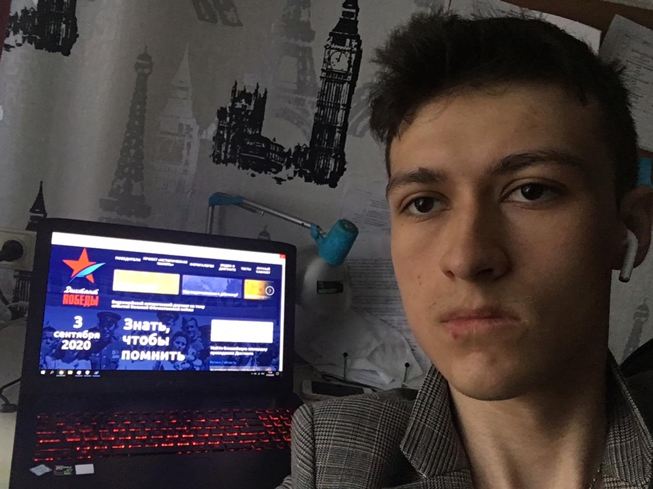 ИИЯ пишет диктант Победы