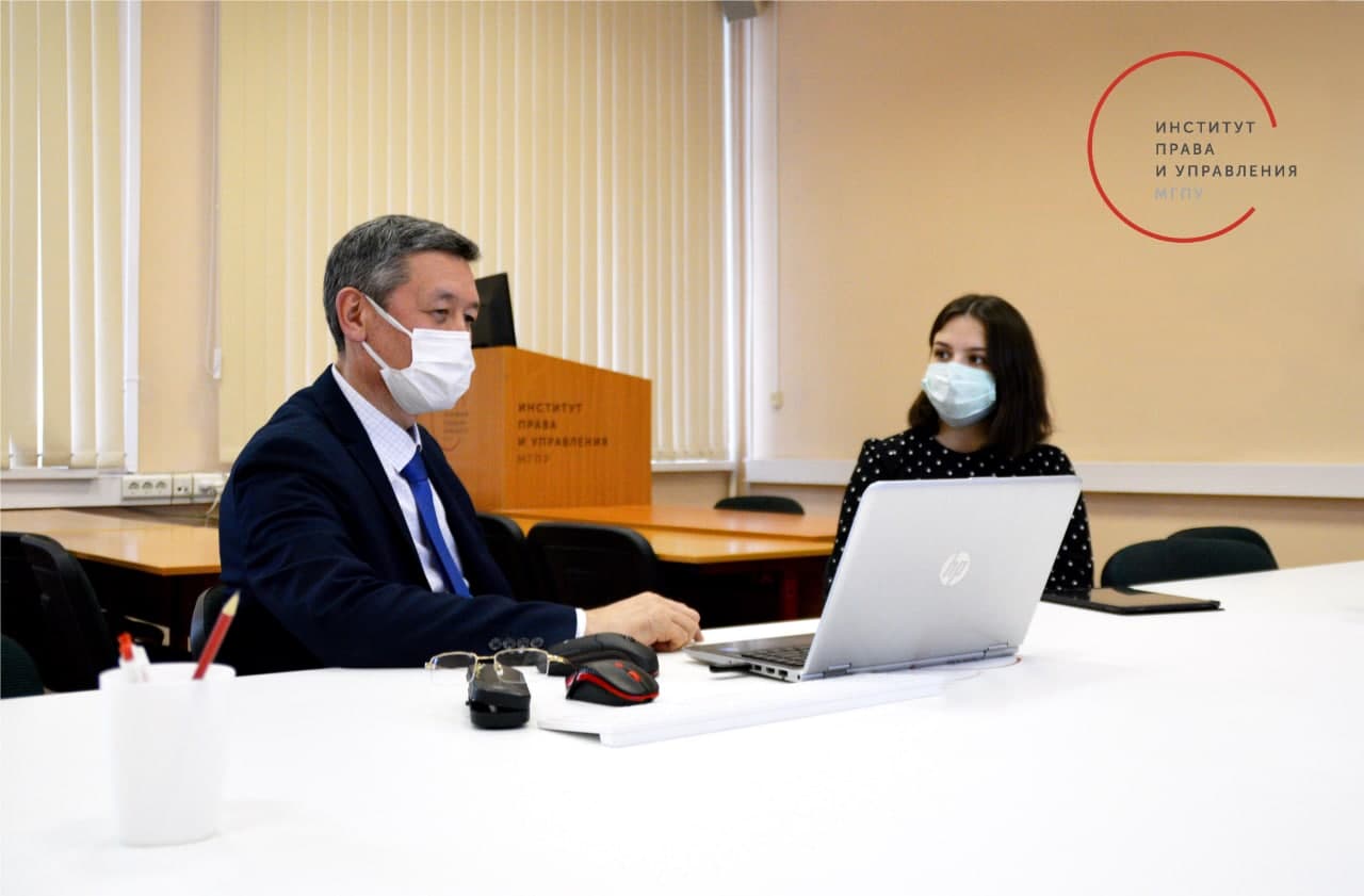 Креативный учитель обществознания и&nbsp;экономики