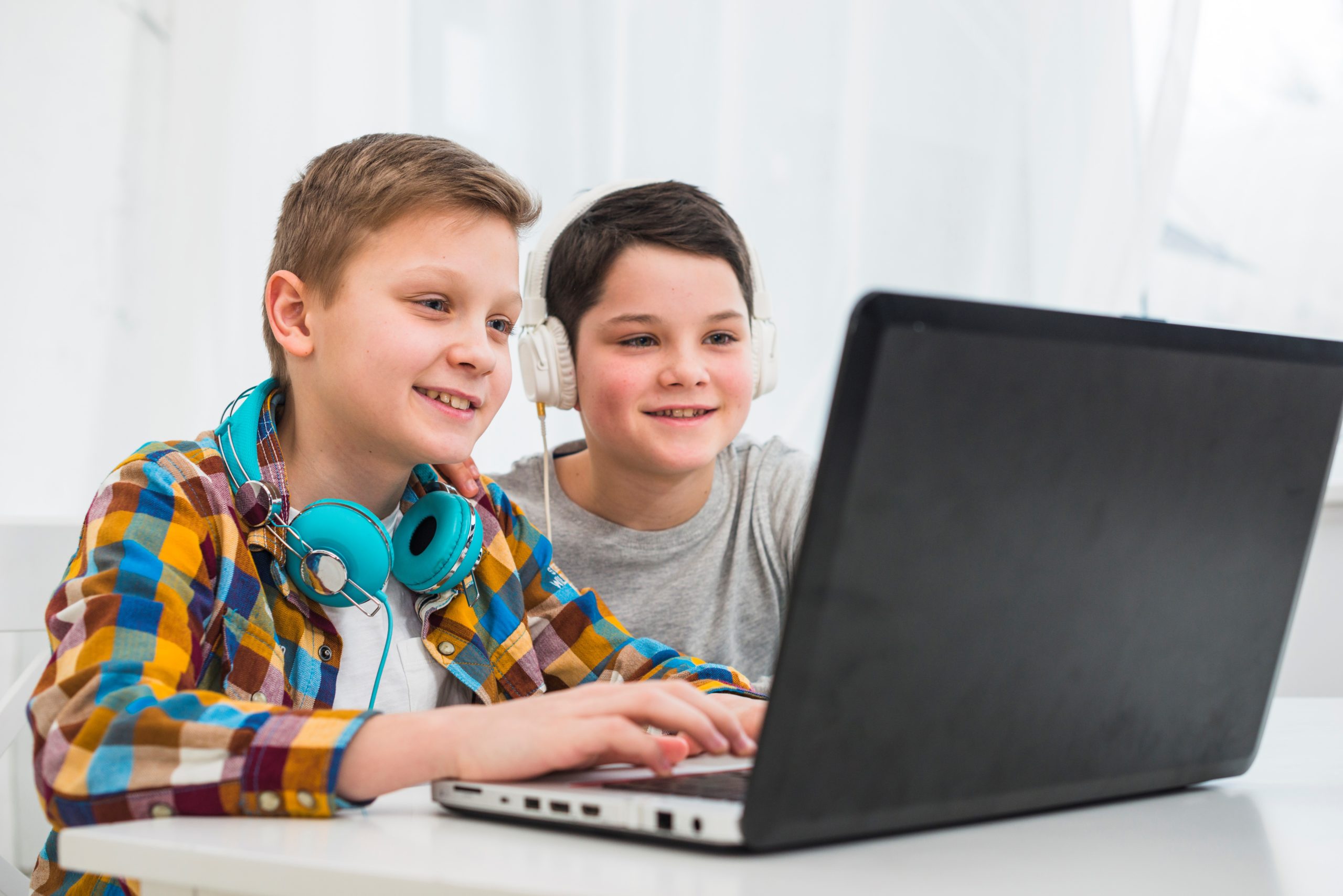 Юный информатик 2 класс. Ребенок программист. Компьютер для детей. Мальчик с ноутбуком. Компьютерные игры для детей.