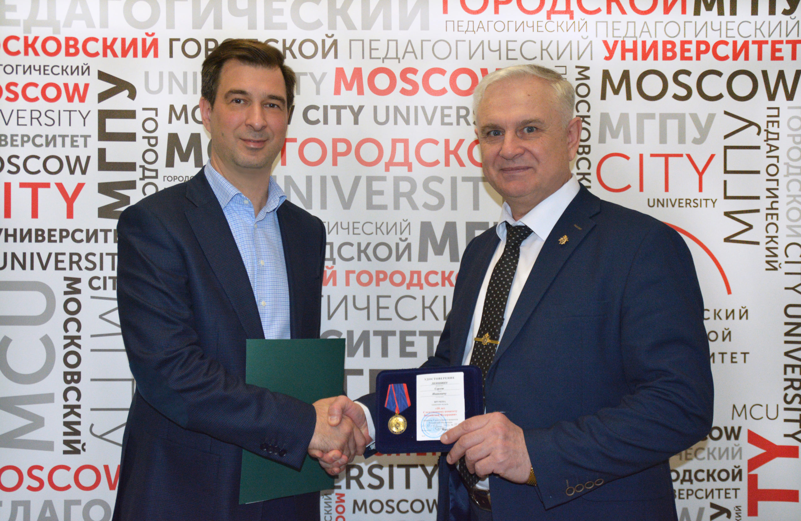 Директор школы права награжден памятной медалью