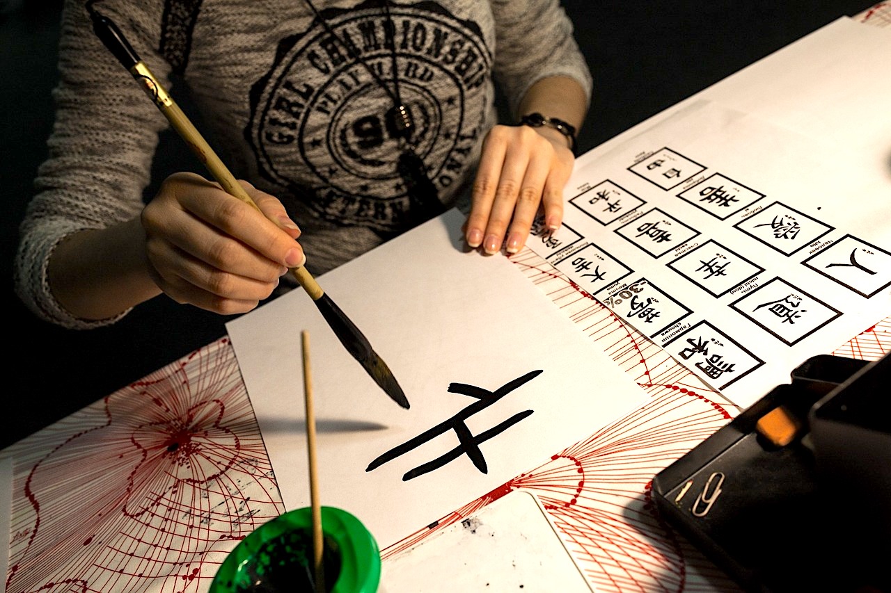 Студентка ИИЯ провела мастер-класс по китайской каллиграфии