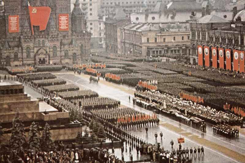 Подборка материалов библиотеки «МЭШ» о параде на Красной площади
