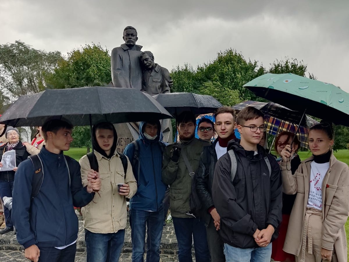 Открыт памятник героям-ополченцам