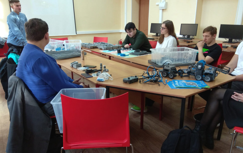 Студенты ИЦО освоили робототехнические системы VEX