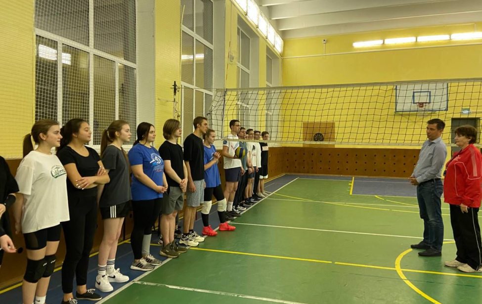 Спортивная команда колледжа выиграла волейбольный матч