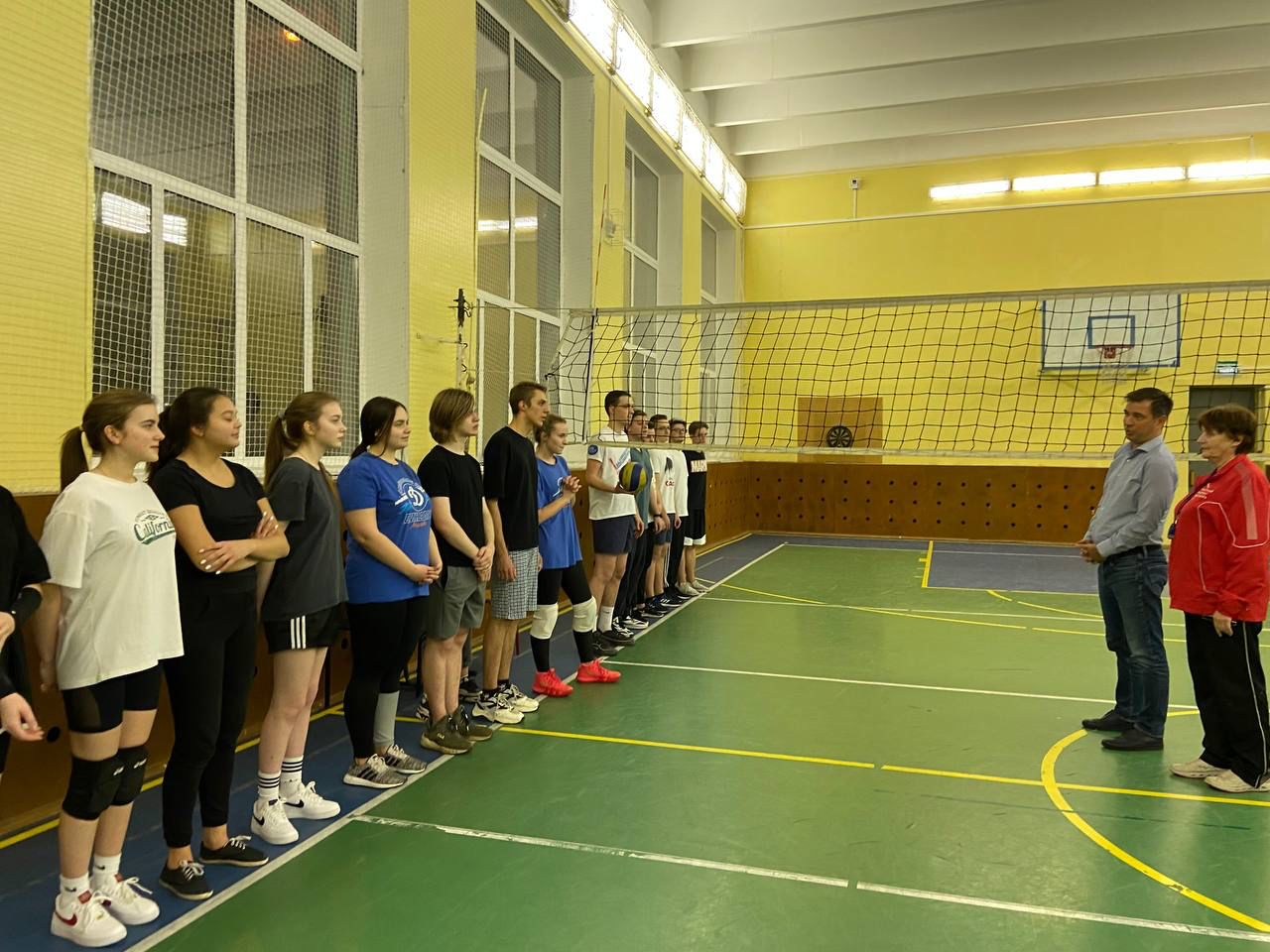 Спортивная команда колледжа выиграла волейбольный матч