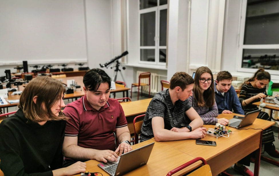 Студенты ИЦО продолжили исследовать образовательные наборы компании МГБот