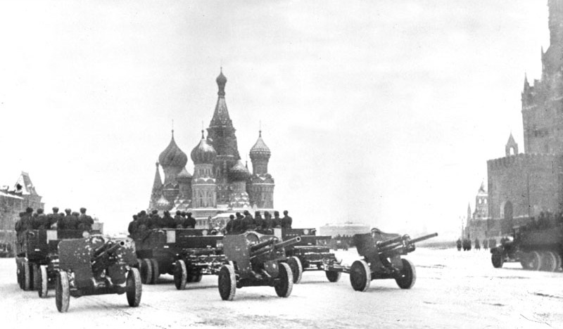 4. Артиллерия на параде 7 ноября 1941 года
