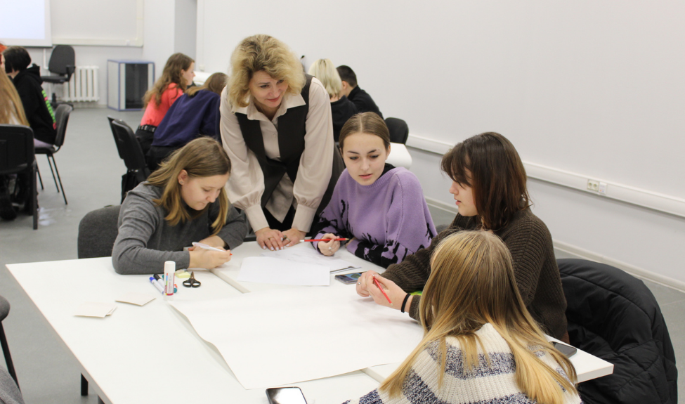 Я в вожатые пошел, пусть меня научат