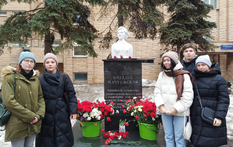 Волонтеры МГПУ почтили память Защитников Отечества