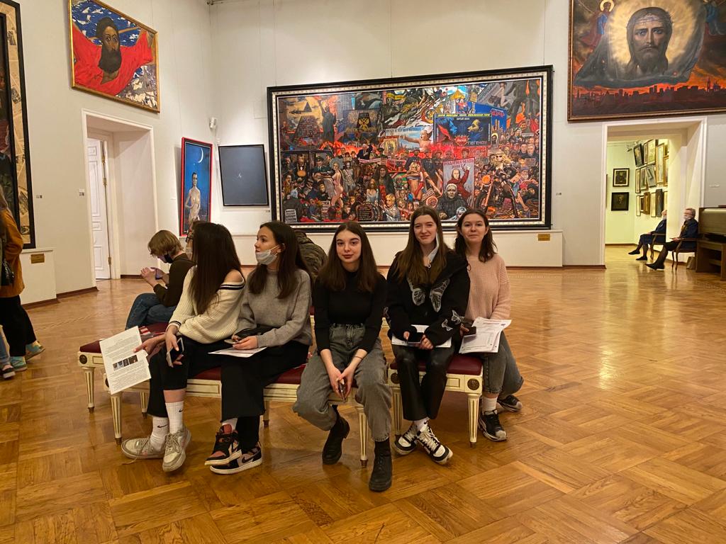 Студенты колледжа в Галерее И.С. Глазунова