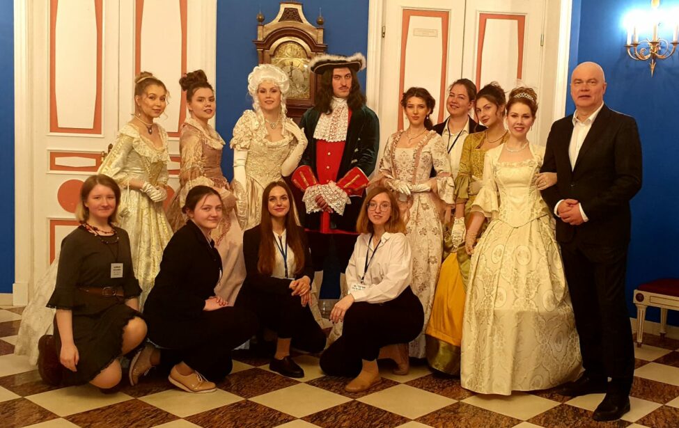 Студенты ИКИ — участники Петровской ассамблеи в Галерее Ильи Глазунова