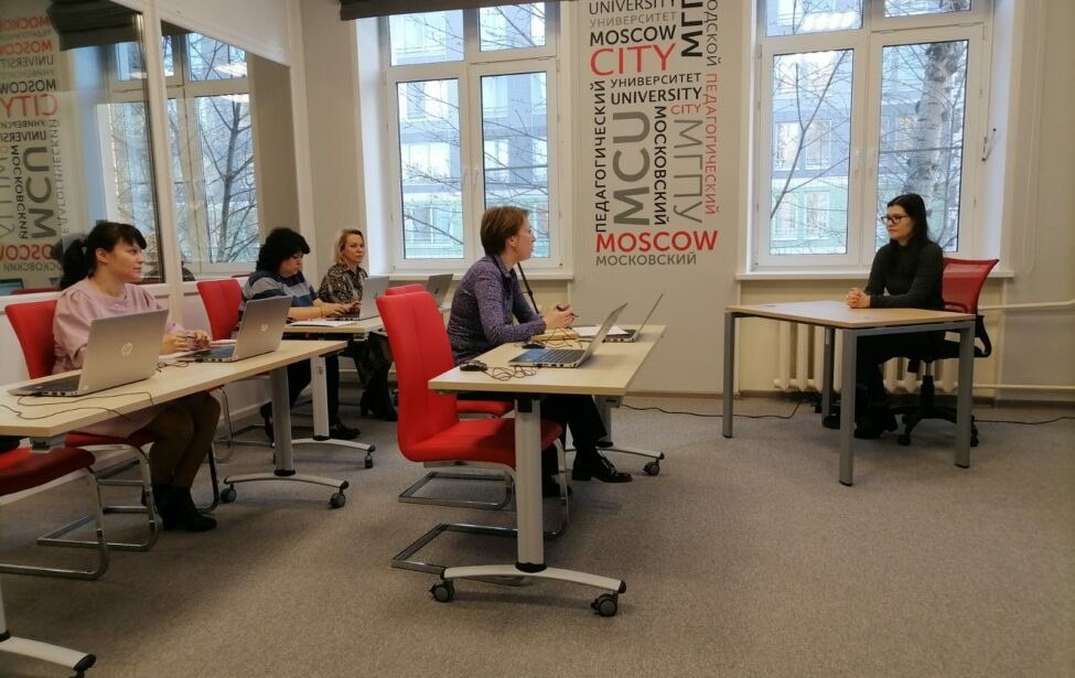 Студенты проходят собеседование с руководителями московских школ