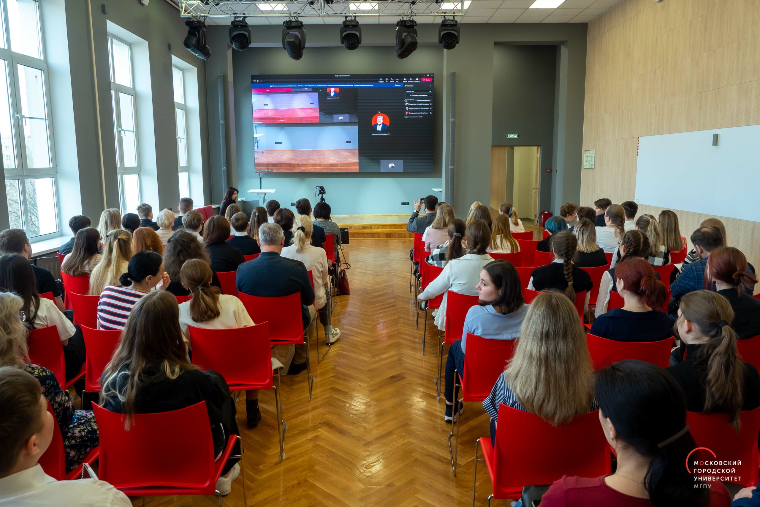 Мегаполис конференция. Логотип пространство успеха. Фотография школьники на конференции. Мегаполис как пространство успеха и социальной ответственности. Конференция по проекту.