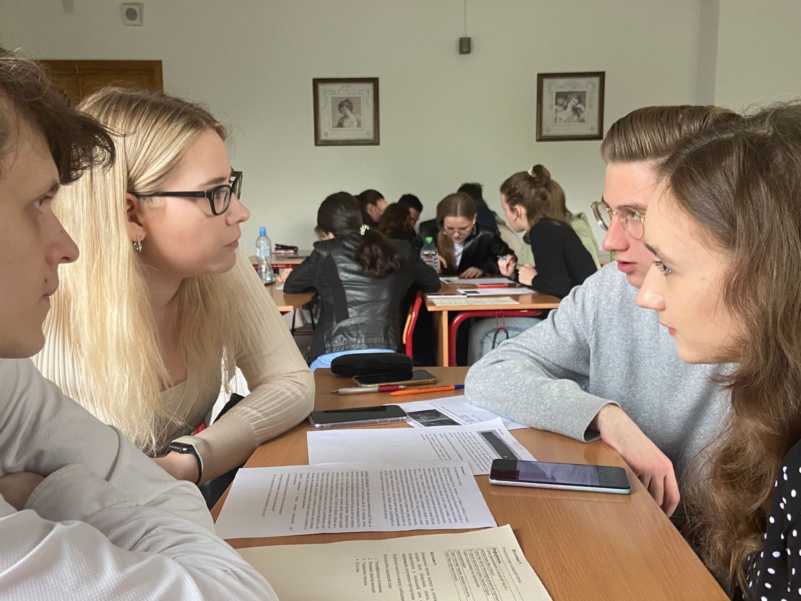 учитель истории. учитель истории мужчина. историк в школе. преподаватель по истории. майкл гривз.