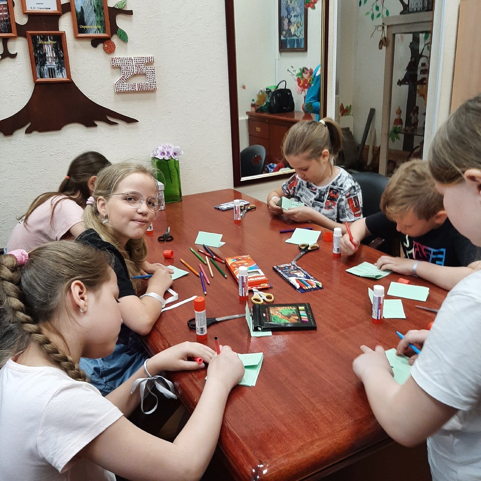 Июнь: дети в городе, дети в музеях