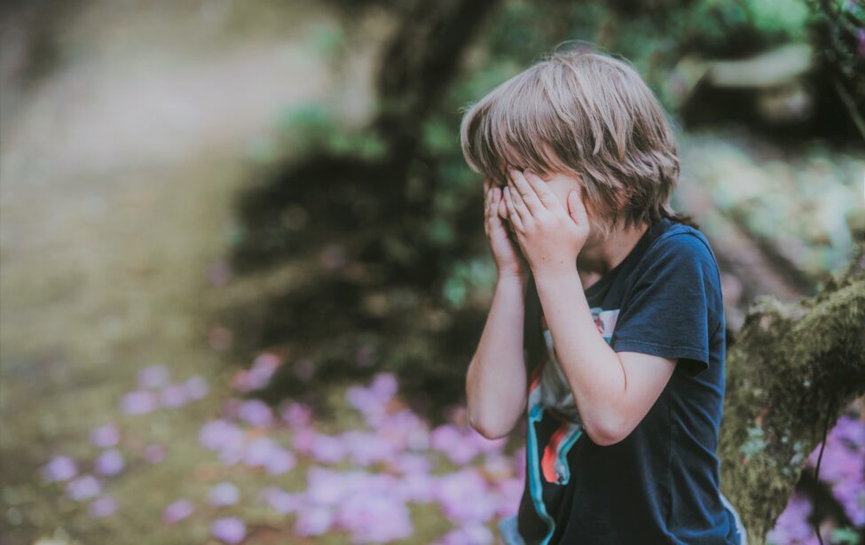 Старший ребёнок копирует поведение младенца: что случилось и&nbsp;что делать