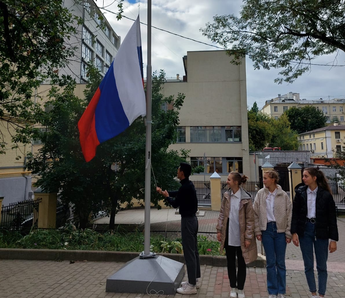 Торжественная церемония поднятия флага РФ в Предуниверсарии
