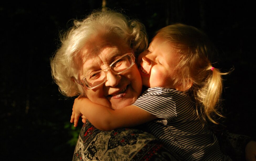Ребёнок любит бабушку больше, чем маму: почему так происходит и что делать?