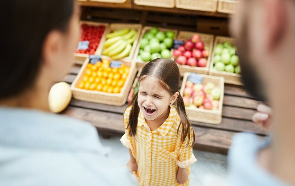 Ребёнок закатывет истерику на&nbsp;отказ купить новую игрушку: что делать родителям