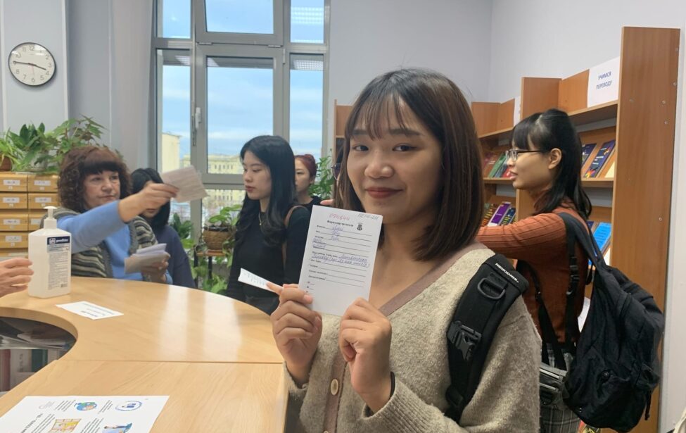 Экскурсия для иностранных студентов в&nbsp;библиотеке ИИЯ