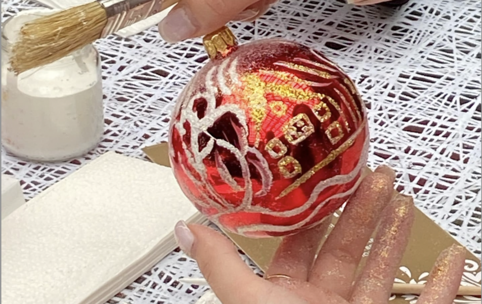 Студенты ИКИ в&nbsp;Галерее искусств Зураба Церетели на&nbsp;мастер-классе по&nbsp;росписи ёлочных украшений