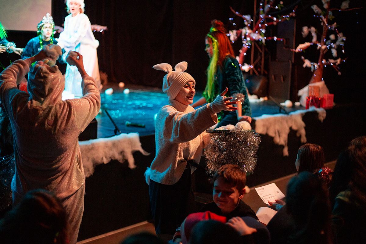 кремлевская елка 2023 кремлевский дворец. новогоднее представление для детей. новогодни нпрредставления. волшебный новый год. новогоднее представление микромир 25 декабря.